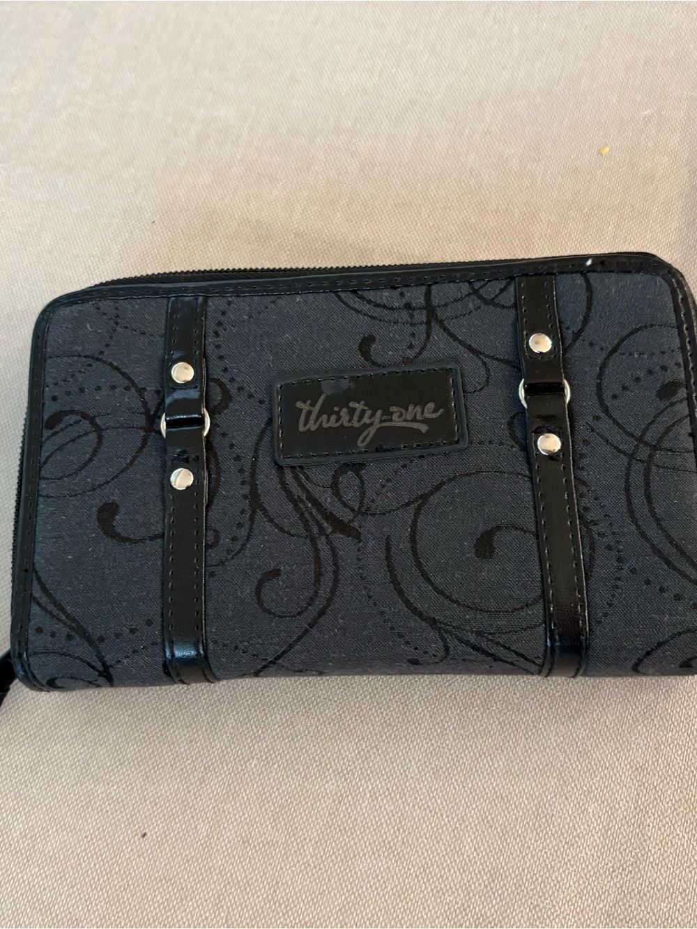 thirty-one black swirled zip-around wallet